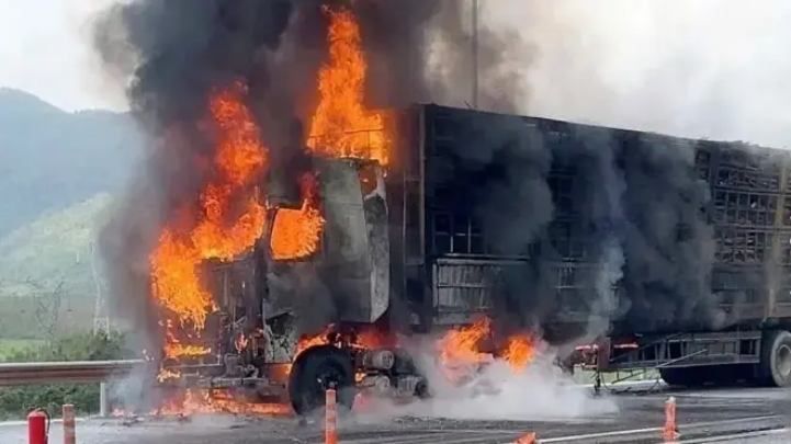 Xe đầu kéo bốc cháy dữ dội trên cao tốc